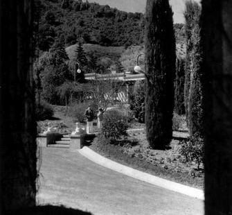 A young couple on the grounds at Villa Montalvo